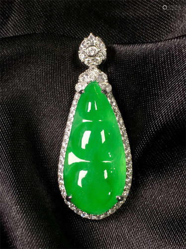 18K WHITE GOLD DIAMOND NATURAL JADEITE BEAN PENDANT