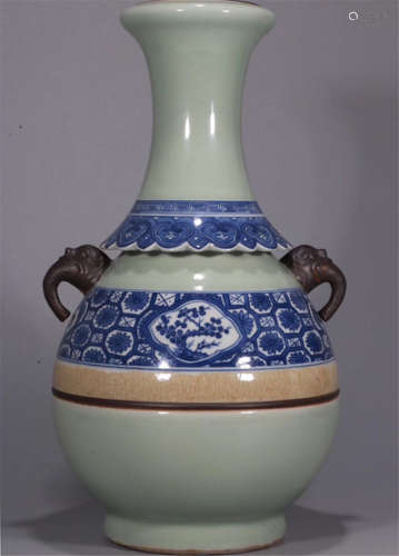 CHINESE PORCELAIN CELADON GLAZE BLUE AND WHITE VASE