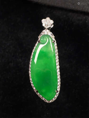 18K WHITE GOLD DIAMOND NATURAL JADEITE PENDANT