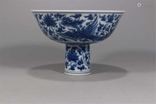 CHINESE PORCELAIN BLUE AND WHITE PHOENIX STEM CUP