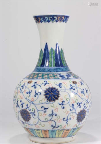 CHINESE PORCELAIN BLUE AND WHITE FAMILLE ROSE FLOWER VASE