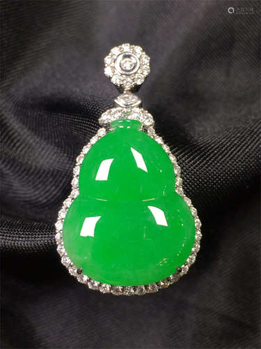 18K WHITE GOLD DIAMOND NATURAL JADEITE GOURD PENDANT