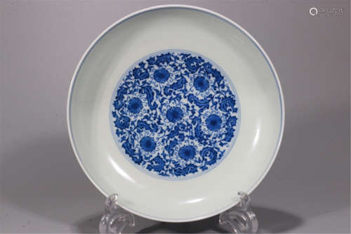 CHINESE PORCELAIN BLUE AND WHITE FLOWER PLATE