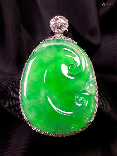 18K WHITE GOLD DIAMOND NATURAL JADEITE RUYI PENDANT