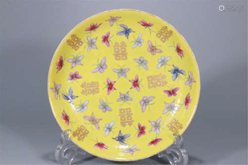 CHINESE PORCELAIN YELLOW GLAZE FAMILLE ROSE BUTTERFLY PLATE