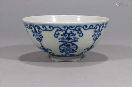 CHINESE PORCELAIN BLUE AND WHITE FLOWER BOWL