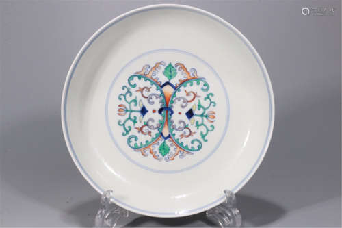 CHINESE PORCELAIN DOUCAI FLOWER PLATE