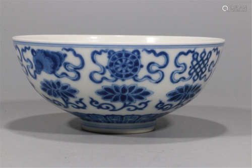 CHINESE PORCELAIN BLUE AND WHITE FLOWER BOWL