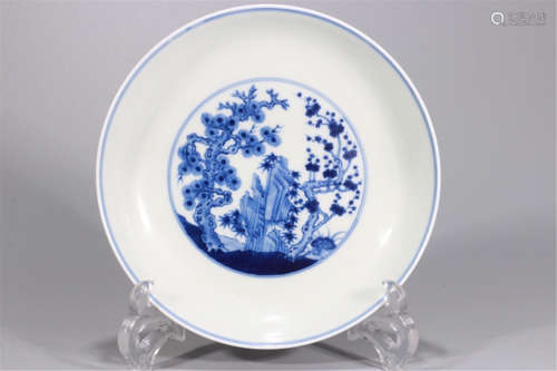 CHINESE PORCELAIN BLUE AND WHITE PINE AND ROCK PLATE