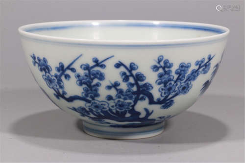 CHINESE PORCELAIN BLUE AND WHITE FLOWER BOWL