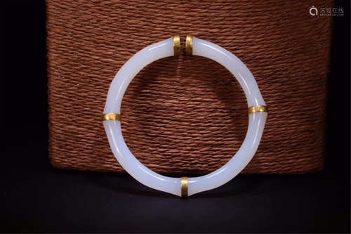 CHINESE GOLD DECOR WHITE AGATE BANGLE