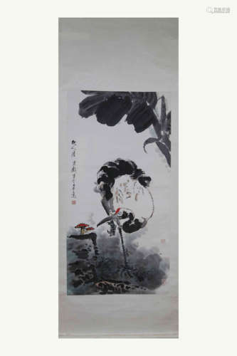 CHINESE SCROLL PAINTING OF CRANE UNDER LEAF