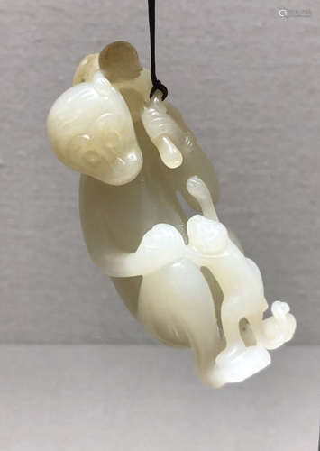 A HETIAN JADE CARVED FIGRUE OF MONKEY,QING DYNASTY