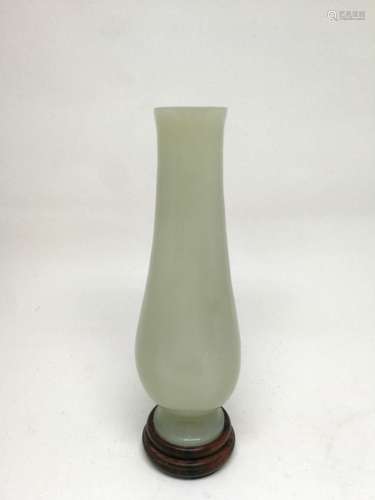 A JADE VASE, QING DYNASTY