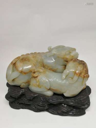 A JADE CARVED TWIN LION ORNAMENT, MING DYNASTY