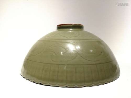 A LARGE LONGQUAN YAO BOWL, MING DYNASTY