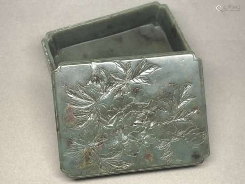 A SPINISH CARVED JADE BOX AND COVER, QING DYNASTY