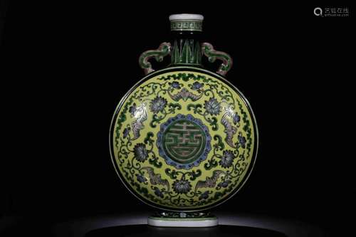 A YELLOW-GROUND MOON FLASK VSE, KANGXI MARK