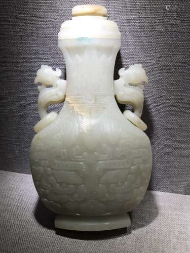 A LARGE HETIAN JADE CARVED VASE,  QING DYNASTY