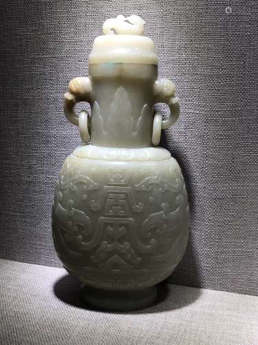 A HETIAN JADE CARVED VASE AND COVER, QING DYNASTY