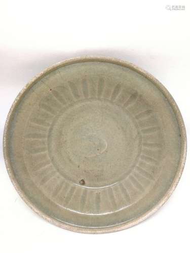 A LONGQUAN YAO PLATE, MING DYNASTY