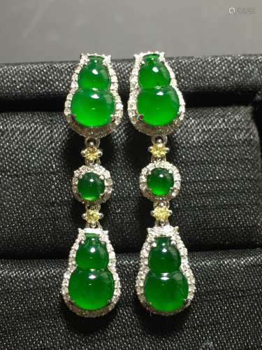 A GREEN JADEITE CARVED GOURD EARRING, TYPE A