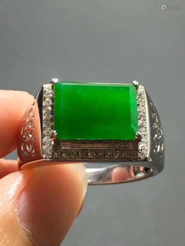 A GREEN JADEITE CARVED SQUARE FINGER RING, TYPE A