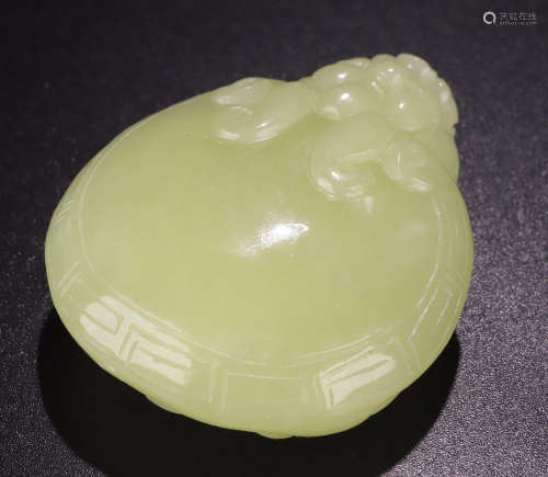 A HETIAN JADE CARVED TURTLE SHAPED PENDANT
