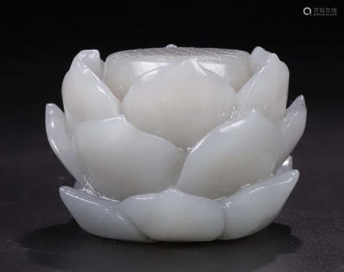 A HETIAN JADE CARVED FLOWER SHAPED PENDANT