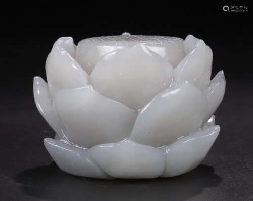 A HETIAN JADE CARVED FLOWER SHAPED PENDANT