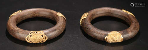 PAIR CHENXIANG WOOD CARVED BANGLES