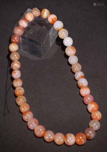AN AGATE CARVED BEADS STRING BRACELET