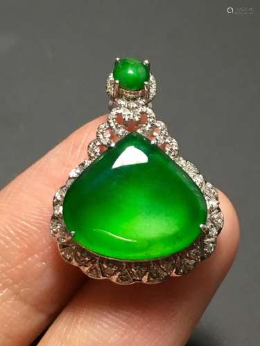 A GREEN JADEITE CARVED DROPLETS PENDANT, TYPE A