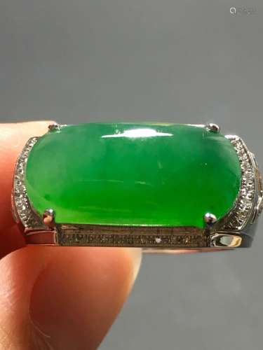 A GREEN JADEITE CARVED SQUARE FINGER RING, TYPE A