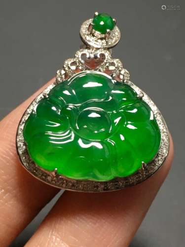 A GREEN JADEITE CARVED FLOWER PENDANT, TYPE A