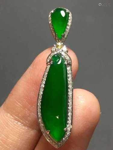 A GREEN JADEITE CARVED MELON PENDANT, TYPE A