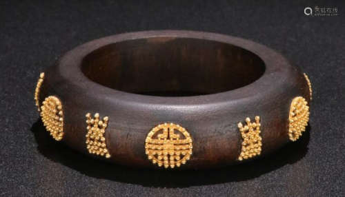A CHENXIANG WOOD CARVED BANGLE
