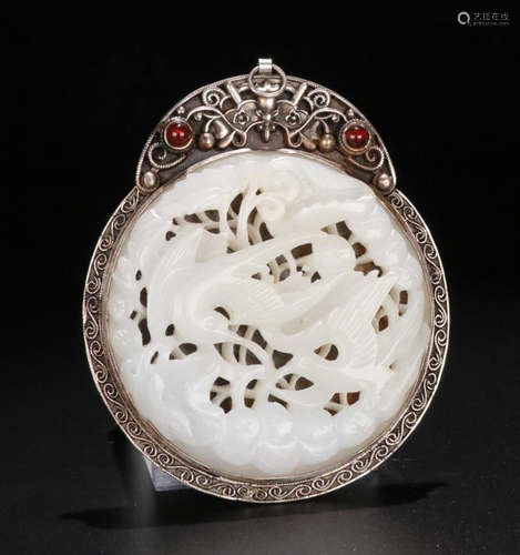 A HETIAN JADE CARVED SILVER DECORATED PENDANT