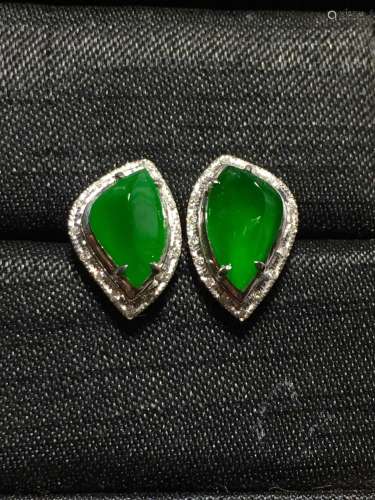 A GREEN JADEITE CARVED EARRING, TYPE A