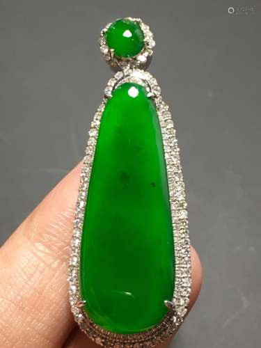 A GREEN JADEITE CARVED MELON PENDANT, TYPE A