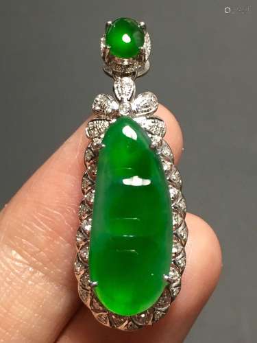 A GREEN JADEITE CARVED BEANS PENDANT, TYPE A