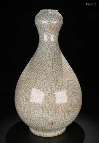 A GE YAO WHITE GLAZE VASE