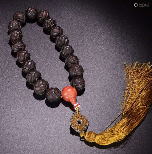 A CHENXIANG WOOD BEADS STRING BRACELET