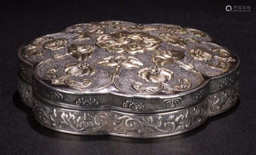 A GILT SILVER CASTED FLOWER PATTERN BOX