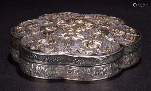 A GILT SILVER CASTED FLOWER PATTERN BOX