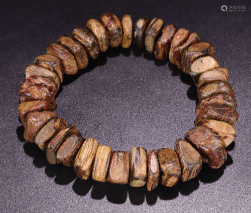 A CHENXIANG WOOD BEAD STRING BRACELET