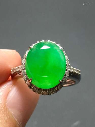 A GREEN JADEITE CARVED CIRCLE FINGER RING, TYPE A