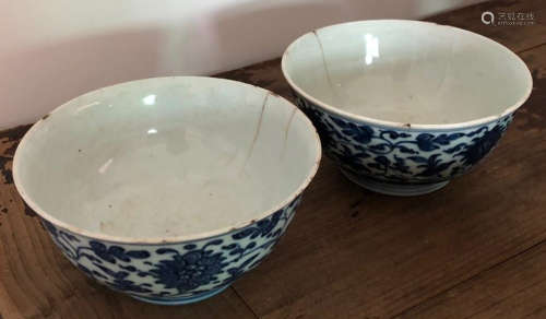 PAIR WHITE&BLUE GLAZE WRAPPED FLOWER PATTERN BOWLS