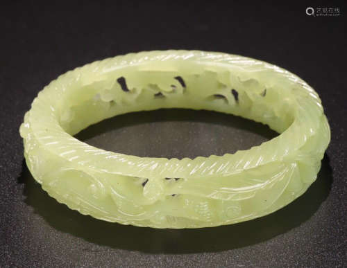 A HETIAN JADE CARVED HOLLOW FLOWER PATTERN BANGLE