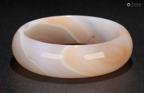 AN AGATE CARVED BANGLE
